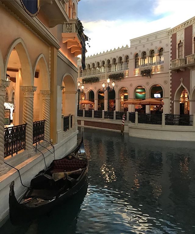 À Las Vegas, comme à Macau, l'hôtel le Venitian propose ses gondoles dans les étages !!! C'est tjrs étonnant de monter et de tomber sur des canaux... #lasvegas #venitian #ciloubidouilleinUSA