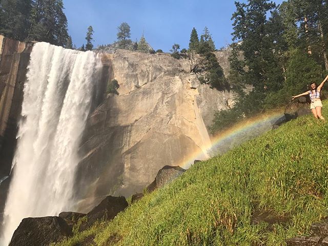 La jeune fille, la cascade et l'arc-en-ciel... c'était l'histoire du parc Yosemite aujourd'hui :) #yosemitepark #yosemite #ciloubidouilleinUSA
