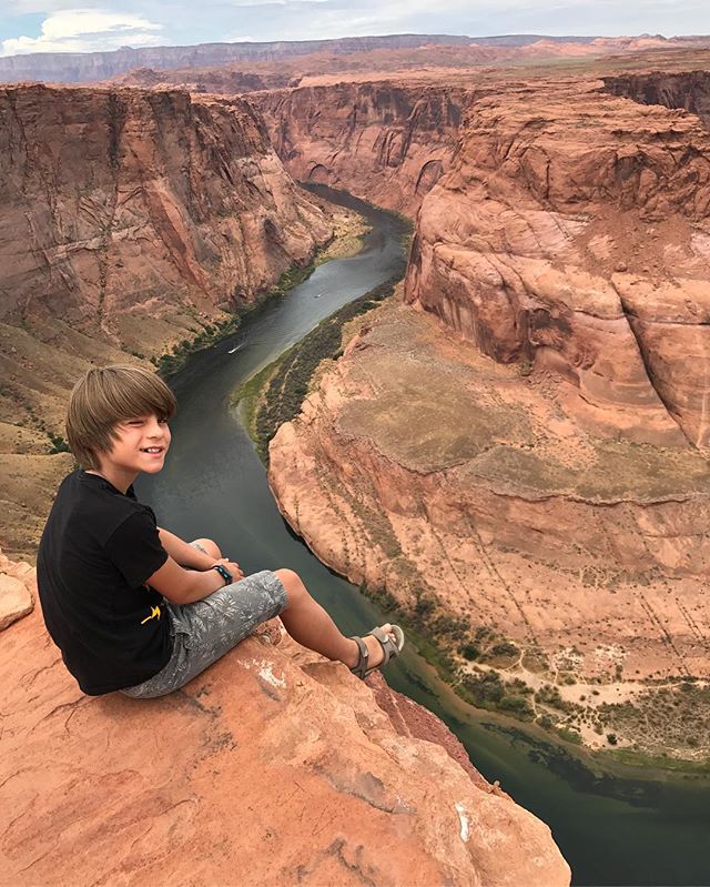 Mon Elouan devant le Horseshoe bend, qui est une superbe boucle formée par le Colorado, pas loin de la ville de Page. Un gros effet Waou comme on dit maintenant ! #horseshoe #ciloubidouilleinUSA