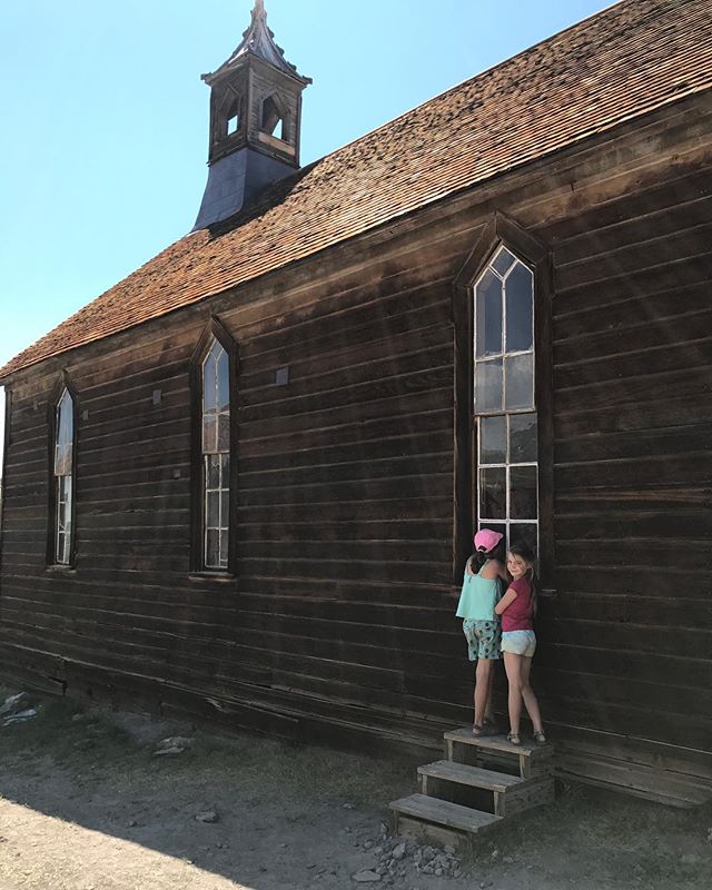 On observe à travers les vitres sales la vie figée d'un village américain des années 40 #bodie #bodieghosttown #ciloubidouilleinUSA