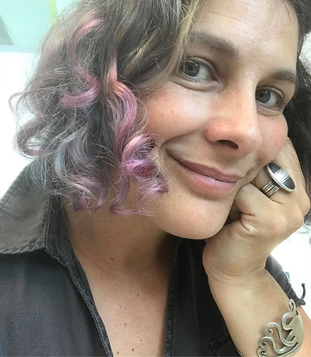 Du bleu et du rose pastel... j'hésite pour la suite. Mon CDD se termine fin août. C'est le retour du brun lambda ? Je pars sur du rose pétaradant ? Je retourne au bleu habituel ? (Là ce sont les questions capillaires mais les questions existentielles n'ont pas plus de réponses) #flou #pauméeunpeu #chomage