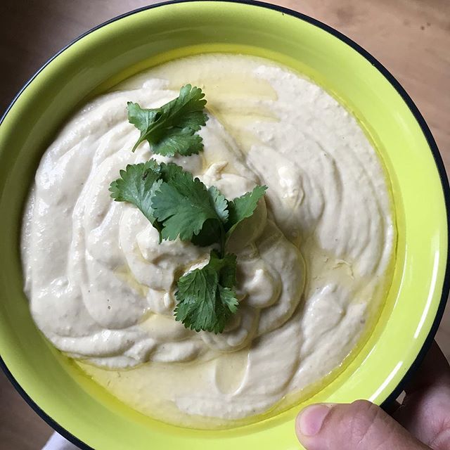 Première fois que je fais de l'houmous maison. Un poil trop liquide mais délicieux ! Pis hyper facile à faire. #houmous #hummus