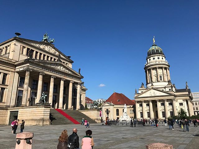 Quand Louis XIV a révoqué l'édit de Nantes, interdisant aux protestants de pratiquer leur religion (et permettant leur persécution), ils sobt nombreux à s'être réfugiés à Berlin, qui les accueillait à bras ouverts. Ici la place Gendarmenmarkt où se trouve deux églises protestantes dont une française, construite pour ces protestants migrants. Comme quoi, tous les migrants n'ont pas tjrs été un problème... #berlin #ciloubidouilleinberlin