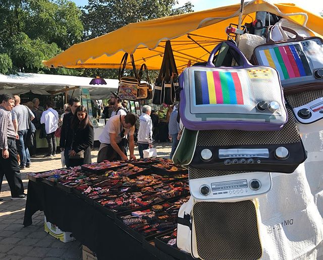 A Mauerpark, qui comme la photo ne le montre pas, croule sous le monde. Les berlinois s'y retrouvent pour manger et flaner dans ce grand marché aux puces ! #ciloubidouilleinberlin #berlin