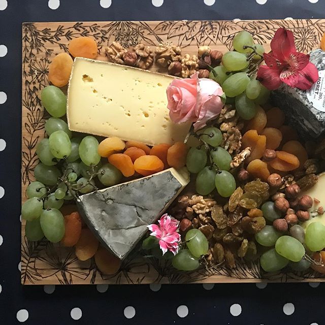 Si vous voulez en savoir plus sur ce plateau à fromage pyrogravé, rendez-vous sur mon blog :)