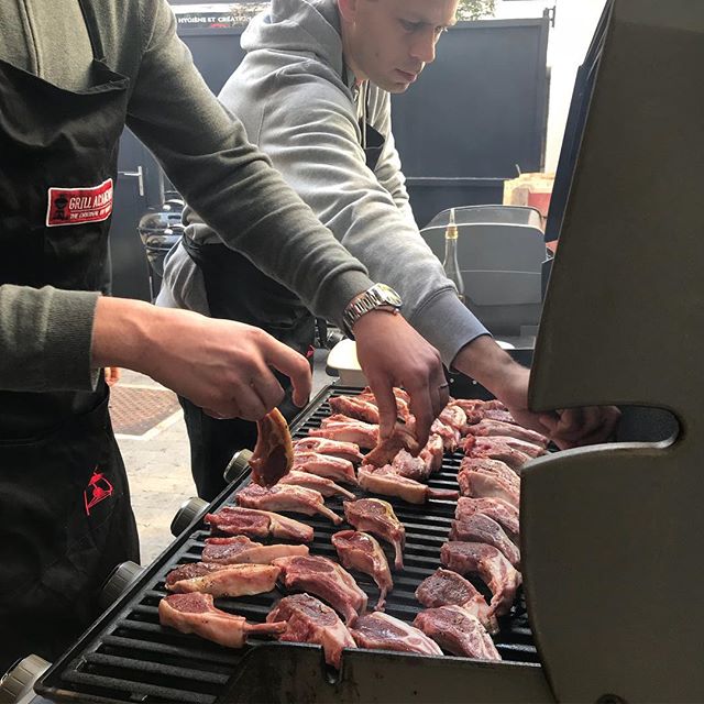 On passe aux choses sérieuses ! Je crois que mon cadeau d’anniverdaire de mariage plait à l’homme. Merci @ganoushaa pour l’idée ! #barbecueweber