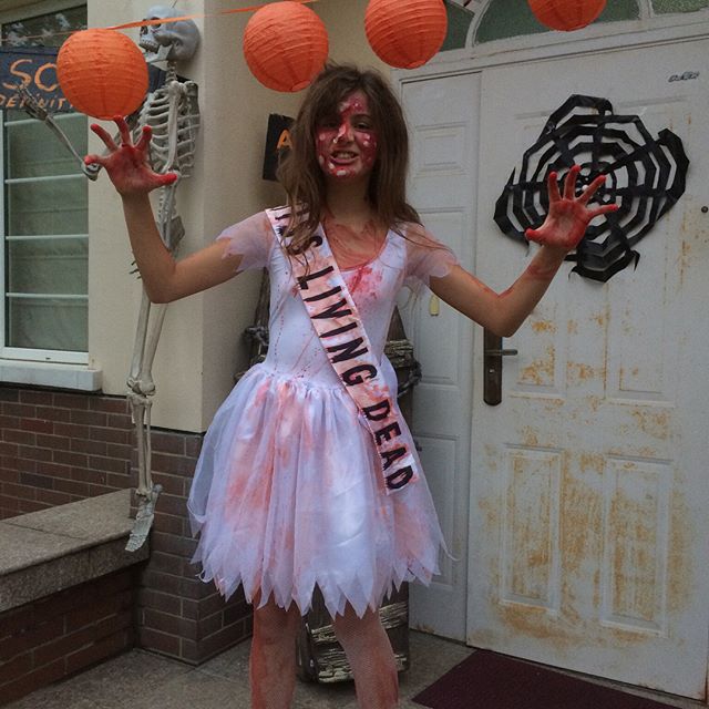 Pas de fête d’halloween chez moi cette année. Pas l’énergie (je vous la fais courte). Mais je regarde les photos des années précédentes et je trouve qu’on gérait bien :) #halloween #halloweenmakeup