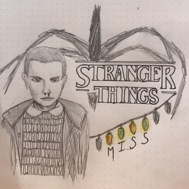 Saison deux engloutie ! Je suis totalement sous le charme de cette bande d’enfants et du côté vintage de la série. Et ça va être long d’attendre les épisodes suivants ! Du coup, je regarde « Designed Survivor » et « the young pope » et j’aime beaucoup aussi. Et vous ? C’est quoi votre top trois des séries du moment ? #serie #strangerthingsdrawing #ciloubidouilledrawing #ciloudrawings