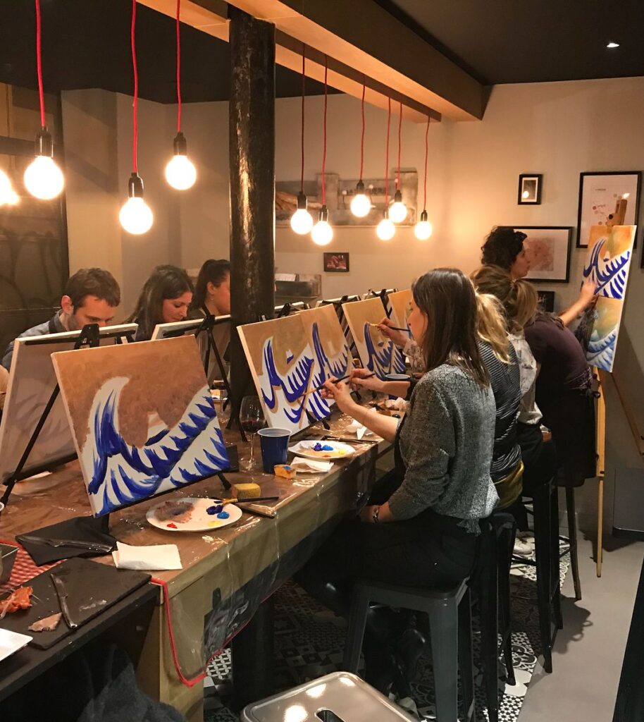 Un atelier de peinture accueillant 2 atelier de peinture