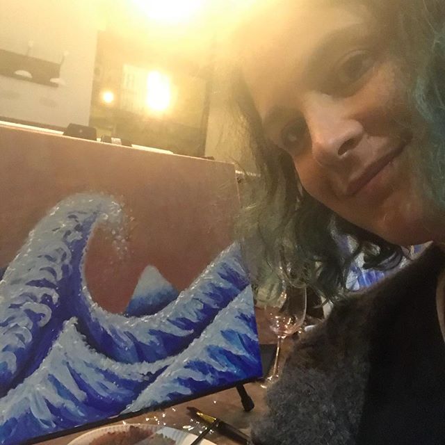 [concours] Une place pour un atelier peinture à gagner ! Vous vous souvenez, j’ai participé à un cours la semaine dernière pour apprendre à reproduire la grande vague de Kanagawa avec @happy.paint.fr. Et bien, si ça vous intéresse ET si vous vivez en région parisienne, je vous propose de gagner un atelier (date et toile à déterminer ensuite) !!! Pour tenter votre chance ?1 - abonnez-vous au compte de @happy.paint.fr Happy et au mien @ciloubidouille 2 - faites un petit coucou sous cette photo3 - sautez trois fois autour de votre chaiseC’est tout ! Tirage au sort dimanche prochain :)