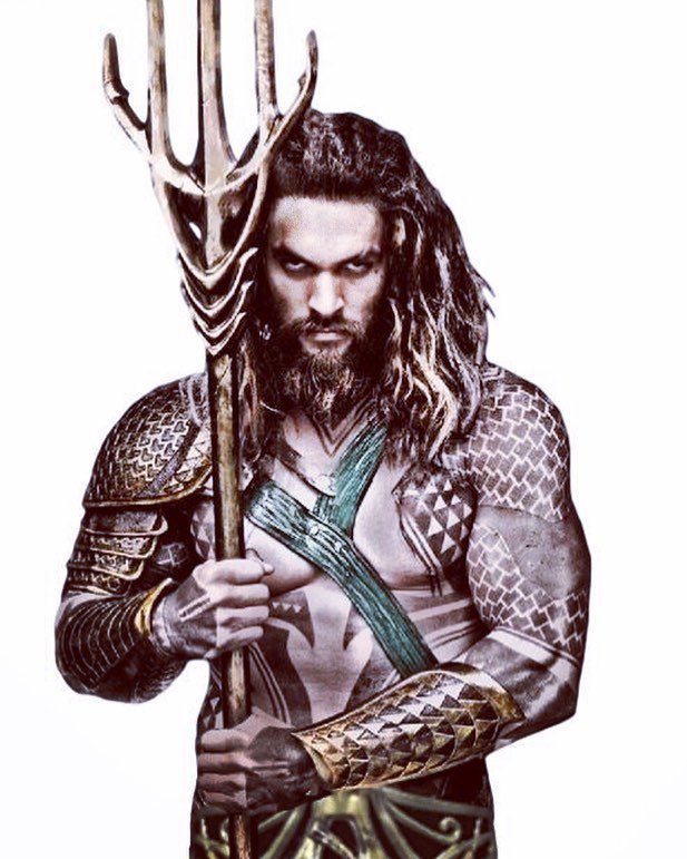 Quand même... Aquaman aka Khal Drogo aka Jason Momoa... je ne suis pas très branchée muscles, encore moins pectoraux, mais ce petit costume, ces tatouages, sa façon de picoler, cette gueule de loup, moi je dis oui ^^ (ne me remerciez pas pour cette critique cinématographique de haut vol). Bref, moi j’ai bien aimé Justice League. Mais surtout Aquaman. #aquaman #justiceleague