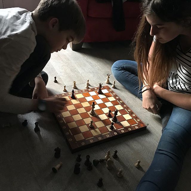 Je n’aime pas les échecs mais les entendre jouer, crier, rigoler, aussi fort que des joueurs de pétanque, c’est quand même chouette