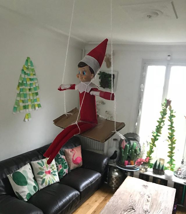 Le lutin fait de la balançoire ce matin ! #cilouelf #elfontheshelf #elfontheshelf2017
