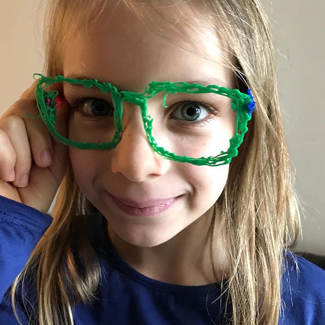 Siloë s’est bricolée des lunettes avec le stylo 3d de Elouan. Pas mal non ?