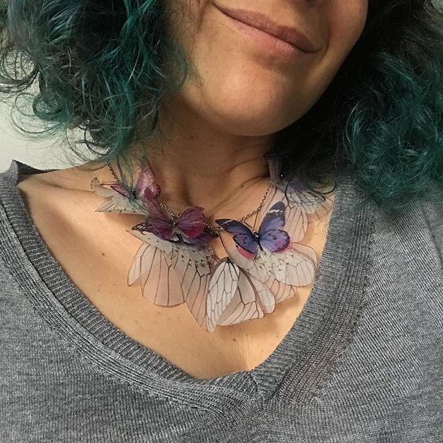 Je me souviens de ce collier, vu sur Etsy il y a longtemps. J’en avais terriblement envie mais il coûtait dans les 200€. Je n’ai pas l’habitude de mettre des sous dans mes bijoux, j’aime la pacotille. Alors je m’étais dit que je me l’offrirai pour une jolie récompense ! Si je pesais moins de 80kg, si j’arrivais à arrêter les bonbons (ce qui doit être la même finalité), si je me mettais au sport et remportais certains objectifs... etc. Pis un jour, en Chine, je l’ai croisé sur taobao (le site chinois où tu trouves tout pas cher). À 10€... alors voilà. Je n’ai pas hésité. Je ne suis pas en dessous des 80, je mange des bonbons, je suis loin de mes objectifs sportifs. Mais j’ai un joli collier. Est-ce que ça compense ? Non mais ça me fait plaisir. C’est bien aussi non ?