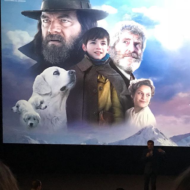 Clovis Cornillac nous explique le plaisir qu’il a eu à réaliser le troisième opus de Belle et Sébastien. Je n’avais pas vu les deux premiers mais j’ai passé un bon moment avec Siloë. Déjà, la montagne sous la neige, c’est quand même wawaouuuu. Pis forcément, les gros toutous blancs, l’histoire avec des gentils, des méchants, c’est classique mais redoutablement efficace pour tirer des larmes ^^ ! Bref, une belle histoire et un bon moment :). Le film sort le 14 février et c’est une bonne idée de sortie familiale. @belleetsebastienfilm @gaumont_ @cinemasgaumontpathe