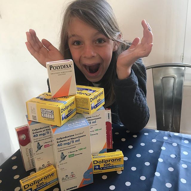 [Concours] Siloë, son otite, son médecin, sa pharmacienne et moi-même, nous nous sommes réunis, après quelques nuits blanches , pour vous organiser ce magnifique concours ! Likez 2 amis à qui vous souhaiteriez offrir des médicaments blancs ou jaunes voire parfois rouges. N’oubliez pas de suivre le compte de l’otite pour avoir plus de chance ! Tirage au sort des microbes dans 8 jours. Merde à tous !