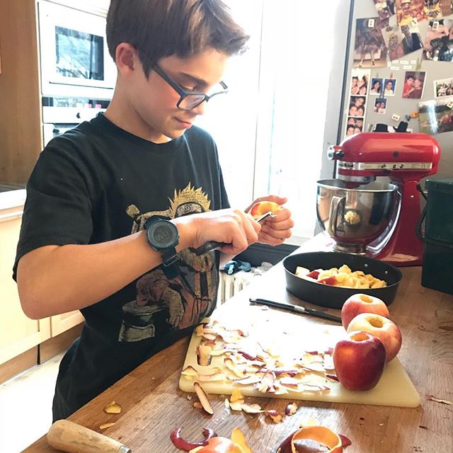 Crumble en cours de réalisation. Elouan adore ce dessert et n’hésite pas à se lancer quand l’envie se fait pressante :)