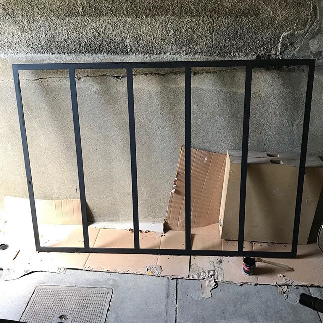On construit une prison pour nos enfants quand ils sont relous... mais comme on est cool, on passe de la peinture anti rouille sur les barreaux #prisonniersmaissanstétanos (et sinon c’est la future verrière de la cuisine ^^) #cilounewhome #verriere #travauxmaison