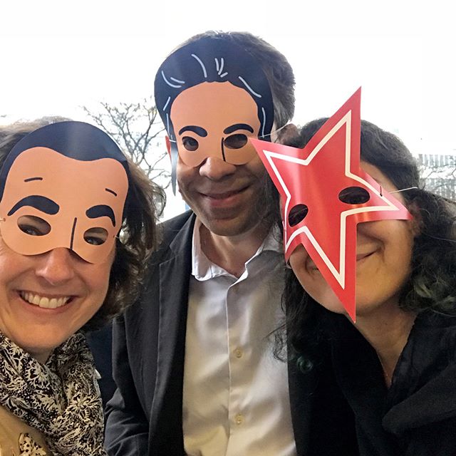 Alors hier... hier c’était vraiment super chouette ! Déjà l’événement organisé par @lefooding était à l’aérosol, haut lieu de street-art parisien, dont je vous ai déjà parlé. Le concept ? 10 stands tenus par un duo de grands chef français et étrangers. A chaque fois un plat proposé créatif et délicieux ! Avec ma cops, on a rempli notre album panini de toutes ces têtes couronnées de la gastronomie. C’était genial de pouvoir les approcher et leur parler avec cette facilité et ces sourires-là !! J’ai adoré cette street-food de luxe mais décontractée ! Pis c’était très bon :). Je ne mets pas les noms de tous les chefs, vous les retrouverez facilement si vous êtes motivés :). #leslibresechanges #lefooding #laerosol