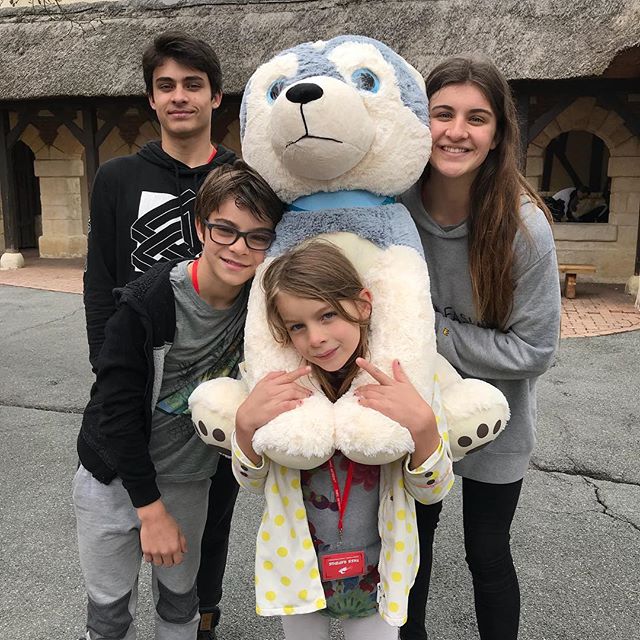 Elouan a gagné une grosse peluche. Hyper pratique dans les attractions ^^ !! #parcasterix