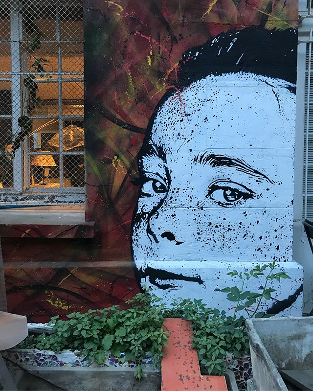Soirée chez @lesgrandsvoisins. Moisson de street-art et de copains de Chine. #ciloubidouillesorties #streetart #graffitiparis #paris