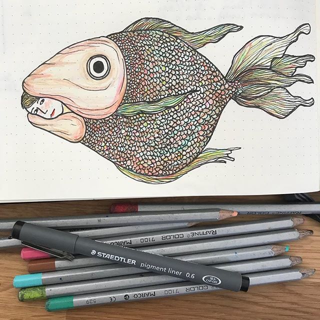 Depuis que je n’ai plus de boulot, je dessine moins. Heureusement, il y a les réunions parents d’élèves de ma dernière. Sa classe va aller au futuroscope alors je me glisse dans ce petit poisson pour la suivre discrètement :) ! #ciloudrawings #ciloubidouilledrawing #draw #fish #illustrationoftheday