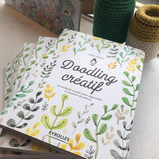 Cette aprem, j’ai emmené Siloë et sa cousine à Paris pour fêter la sortie du livre de la géniale @julieadore ! Si vous avez envie de passer du gribouillage vaguement artistique au téléphone à des petits dessins poétiques et joyeux, ruez-vous sur ce livre « Doodling créatif » ! C’est Julie mais dans du papier joli. . Coucou en passant au merveilleux @zakadit avec qui j’ai ruiné ma première rencontre ! Je compte sur les 10 prochaines pour me rattraper ^^ ! .Bravo aux @eyrolles_loisirscreatifs qui font tjrs de chouettes éditoriaux ! .Heureuse aussi d’avoir revu la super team de @klindoeil .Et bien-sûr je remercie mes parents qui ont tant cru en moi... heu pardon, je m’emporte !!!