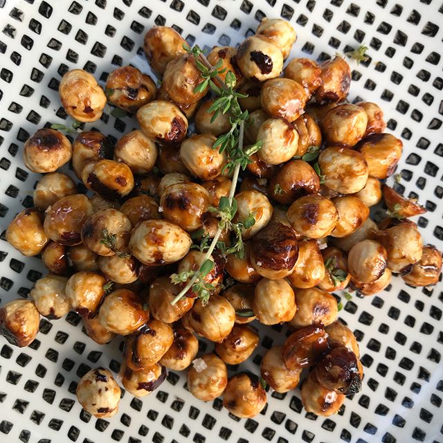 L’apéro de ce soir : noisettes légèrement caramélisées au miel, avec de la fleur de sel et du thym frais ! Miam miam miam. Recette dans les photos suivantes :) #apero #noisettescaramélisées #recette #recipe