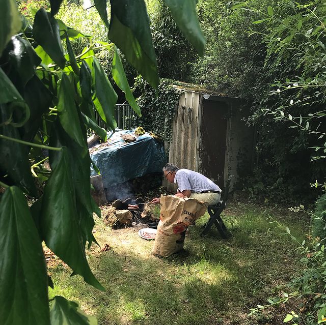 Vieil homme s'occupant d'un barbecue. Vieil homme entouré de nature. Ciloubidouille