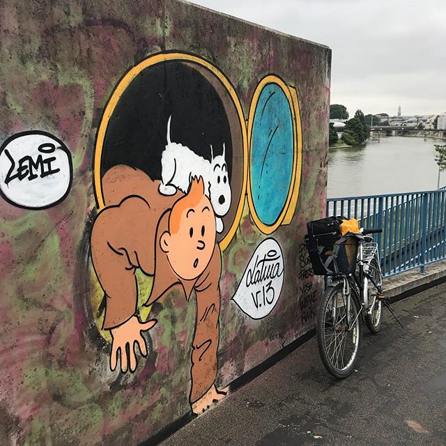 Aller en vélo à Paris, pédaler deux fois deux heures pour engloutir les 18km, ça file la patate. C’est très différent de courir. Faudrait un jour que je publie mon comparatif vélo versus basket. Il y a clairement du pour et du contre dans les deux activités. #streetart #tintin #veloderoute