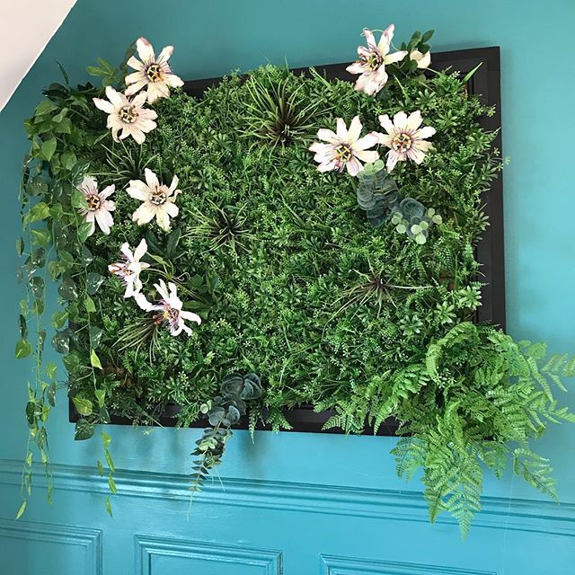 Ca parle tableau végétal à faire soi-même sur le blog. Celui-ci trône dans la chambre de Maëlle :). C’est super facile à réaliser ! #cadrevegetal #tableauvegetal #greenwall #diy #ciloubidouille #urbanjungle