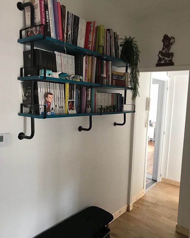 Ce couloir est l’endroit le plus sombre de ma maison. J’y ai rangé mes livres de cuisine après en avoir donné les 3/4. Je n’ai gardé que ceux qui m’importent vraiment et que je consulte. Je profite de l’aménagement de chaque pièce pour faire le vide :). #cilounewhome #amenagement #livredecuisine