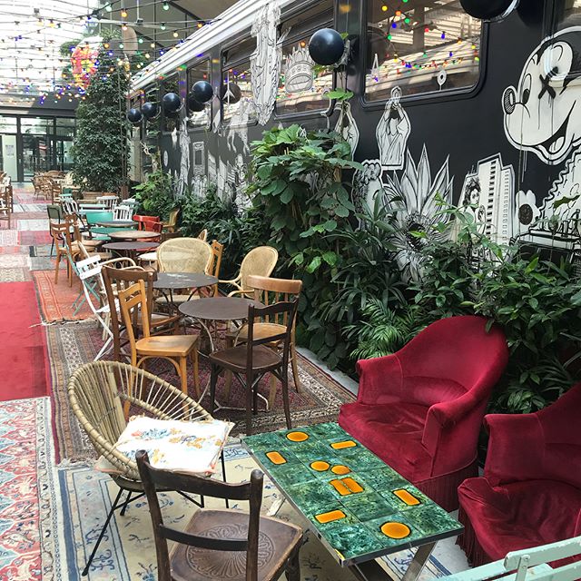 J’ai adoré découvrir @joinstationf ce matin. Situé pas loin de Bibliothèque, l’endroit est totalement instagrammable, à coup de vintage, de récup, d’urban jungle, de jolis livres... ^^ ! J’y retournerai manger avec les copains parce que certaines cantines avaient l’air délicieuses aussi. #stationf #parissecret #parisbobo #paris