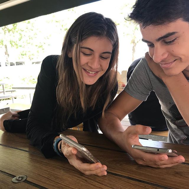 Grands enfants - Message plein d’espoir pour les parents de plus jeunes enfants qui se détestent. Il y a 7/6 ans, Erwan et Maëlle ne se supportaient pas. Erwan était particulièrement agacé contre sa soeur, et à la fin, Maëlle lui rendait bien son agressivité. Le temps a passé. L’expatriation en Chine a dû aider je crois (les liens de la famille se sont resserrés). Pis perso, j’y ai aussi fait attention. Mais maintenant ces deux-là s’entendent très bien. Ils ont 19 mois d’écart, des faux jumeaux. Ils sont clairement les grands de ma tribu, même si Elouan fait bien plus partie de leur team que de celle de Siloë. C’est un plaisir de les voir rire ensemble et se partager leurs vies. Je croise tous mes doigts pour que ça dure éternellement ! #fratrie #brotherhood #ado #famille #famillenombreuse #momof4