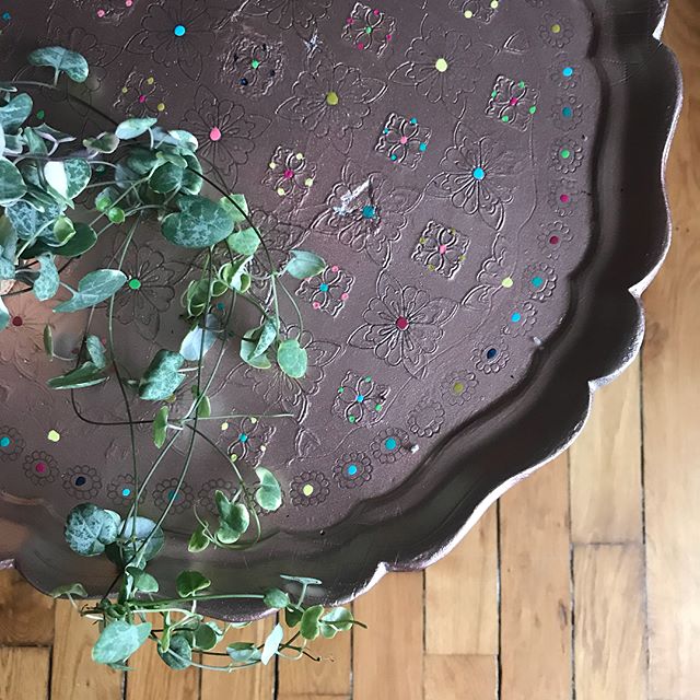 L’histoire de la customisation de ce guéridon est sur le blog :). Ca parle de peinture et de grand-mère. #maviecreative #recyclage #customisation #meublerelooké #ciloubidouille
