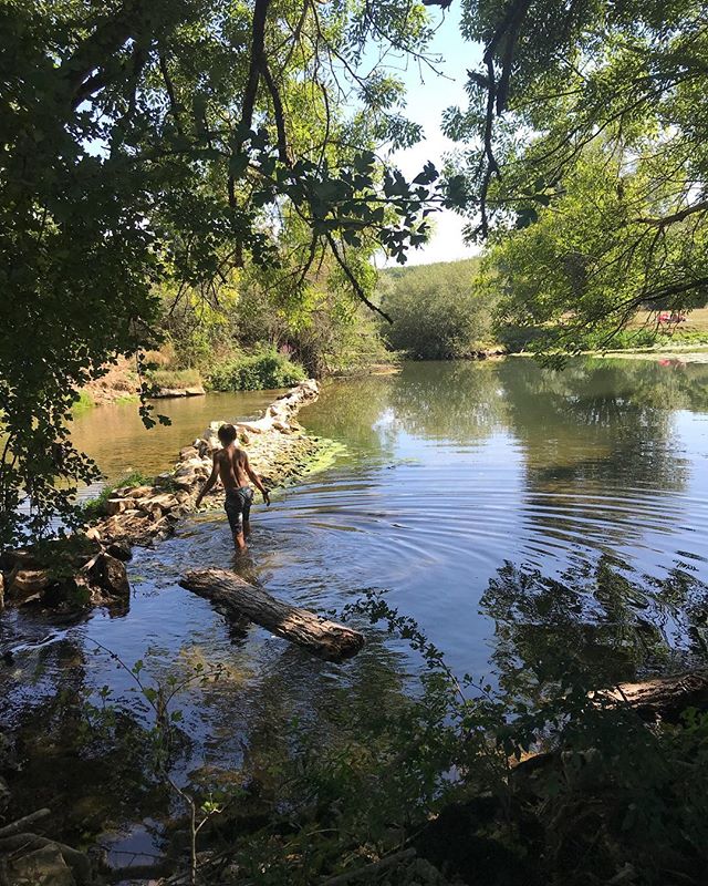 Baignade en rivière. L’eau froide ne rebute pas mes enfants :). #bourgogne #rivière