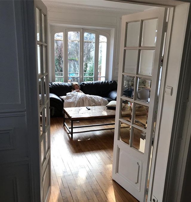 Toute la semaine, je l’ai réveillée pour qu’elle aille au centre de loisir et forcément ce matin, elle est debout depuis 7h30 :). On a tous les mêmes à la maison hein ?