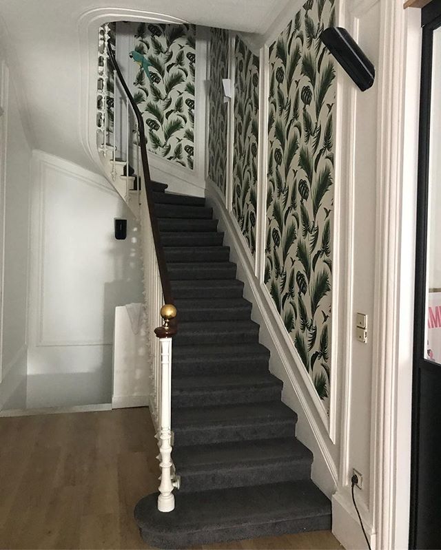 Il faut que je vous raconte. Quand je suis arrivée au lieu de ma soirée, je n’avais pas vraiment prêté attention à l’adresse. En avançant j’ai eu un doute. Mais quand j’ai ouvert la porte, l’hallu. Figurez-vous que l’endroit où @superprof.fr s’est installé, c’est l’endroit où j’ai bossé à mes débuts dans une agence de com !!! Mon premier job ! J’étais responsable de com, je gérais un portefeuille de clients et leurs projets de communication internes ou externes. Ce soir, j’ai remonté l’escalier de ce petit hôtel particulier pour rentrer dans mon bureau d’il y a 20 ans... super émotion. Un peu comme un retour à une source étrange, un cycle, une boucle. Plein de « et si », « et si » qui chantaient des airs mélancoliques. Elle est marrante parfois la vie :). #nostalgie #signe ^^ #coincidence