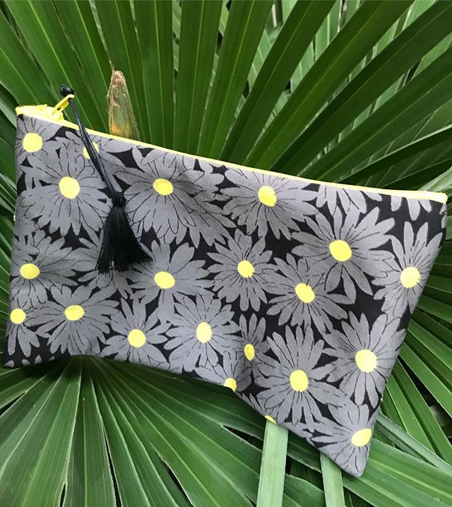 Invitée par @superprof.fr et @vert_cerise , j’ai profité d’un cours de couture en compagnie de ma cops @yoko_flo pour réaliser cette jolie trousse ! Pour ceux que ça intéresse, @superprof.fr c’est une plateforme de cours particuliers dans tous les domaines. Si vous avez envie de donner des leçons de yoga, de flûte, de macramé ou de néerlandais, inscrivez-vous. Inversement, si vous voulez apprendre le ukulélé, le carrelage et le nail art, vous y trouverez forcément le prof qu’il vous faut :). Win win comme on dit :). #trousse #couture #couturedebutant