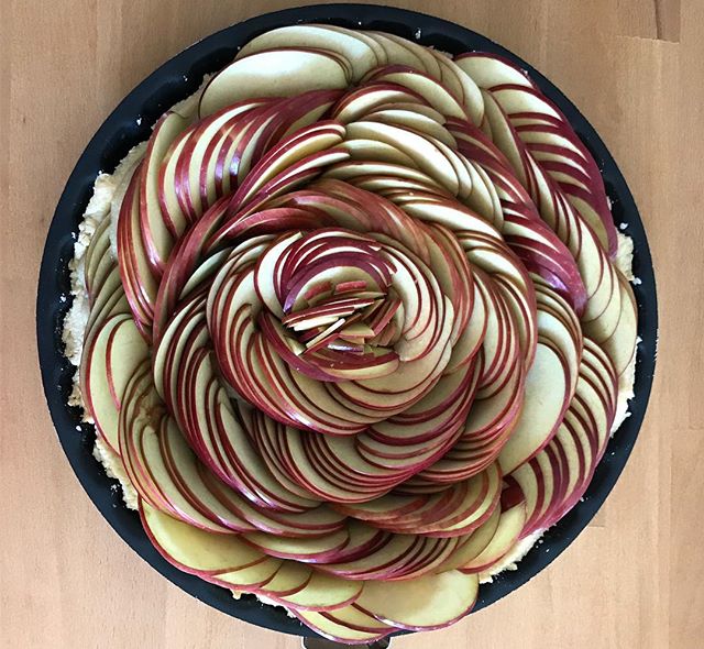 Tarte aux pommes :). Bon dimanche à tous ! #applepie #tarteauxpommes #frenchpastry #applelove