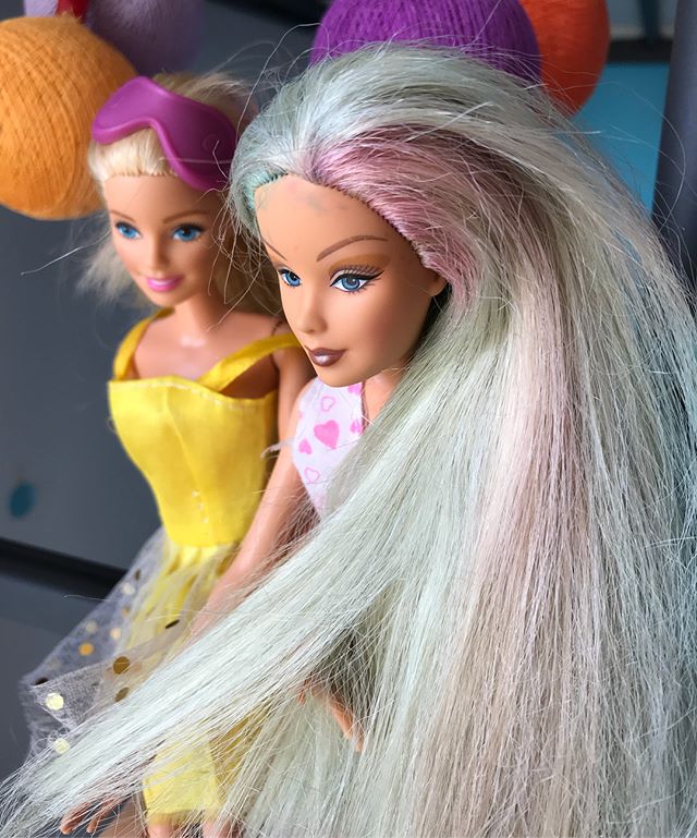 [J’ai testé pour vous] - Les colorants ne fonctionnent pas sur les Barbies ^^ ! Avec Siloë, on voulait faire une couleur à sa poupée et on n’y est pas franchement  parvenues. Pourtant, elle était drôlement chouette, Ginette, avec ses cheveux bleus et roses non ? En revanche, notre soin capillaire à base de produit vaisselle et d’après-shampoing lui a fait le plus grand bien ! Plus de noeud, du brillant et de la souplesse pour les cheveux de Ginette. Bon, faut maintenant qu’on trouve un soin dermato pour lui virer les tâches bleues sur la sa face ^^ ! #barbiehair #diyhairstyle #mapoupeemafolie #colorhair #ciloubidouille #kidsactivities