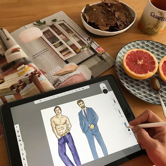 Bosser chez soi... On pourrait croire que c’est une jolie photo arrangée, pour instagram et c’est vrai que j’ai essayé de positionner les choses pour qu’elles rentrent dans le cadre. Mais je me fais vraiment des chips de galettes et un pamplemousse pour mon repas. Je dessine pour un projet de bouquin et je feuillette en même temps @marieclaireidees en me demandant si je ne vais pas me bricoler cette table basse qui me fait songer à un rassemblement d’allumettes ! Elle serait chouette dans mon jardin ! Alors vraie ou pas vraie la photo ? #mompreneur #illustration #ipadpro #sketchbook