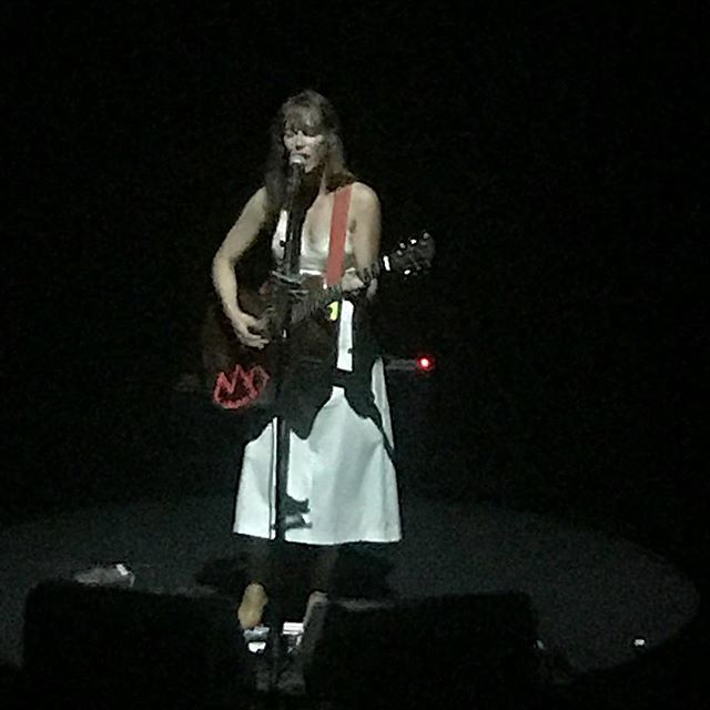 Feist à l’Olympia. Je ne connaissais pas bcp de ses chansons et je ne suis pas sûre d’avoir été emballée par son répertoire. Le réglage accoustique n’a pas aidé. Mais bravo pour l’énergie, ça sentait la sincérité à plein nez, le plaisir d’être là et de chanter ses chansons. Un petit bout de femme qui envoie ! #feist #olympia