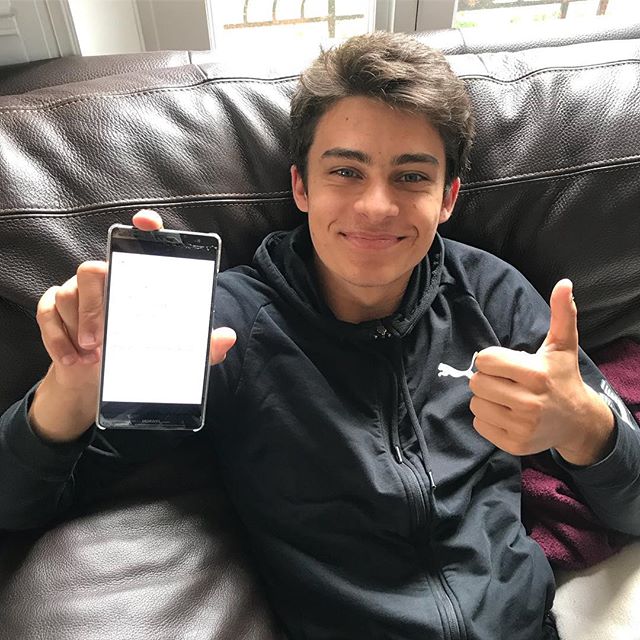 Double réussite pour mon grand. Il a eu son code ce matin. On n’avait rien dit à personne, j’ai un peu (beaucoup) forcé l’inscription parce que je voulais lui fiche la pression. Je suis passée par les services de @legroupelaposte qui proposent des séances de codes un peu partout, tous les jours (pas sponso, juste info). Il a eu la dernière semaine de vacances pour réviser et clairement, vu l’énergie qu’il y a mis (rien), ni lui ni moi n’y croyions. Et finalement, 5 fautes ! Il l’a eu en fosbury... Cette aprem, il fait sa rentrée dans l’école de ses rêves, l’épita, dans la section internationale. 5 années d’études informatiques en anglais. Plutôt lui que moi ^^ !  #proudmom #monfils #larentreedesgrands