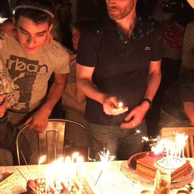 Erwan a soufflé ses 18 bougies, avec son neveu né le même jour que lui, douze ans après. Deux dragons selon les croyances chinoises :). La fête était jolie, familiale et pleine de joie. Très simple finalement, comme Erwan et son serre-tête en diamant ^^ ! #birthday #majorité #18ans