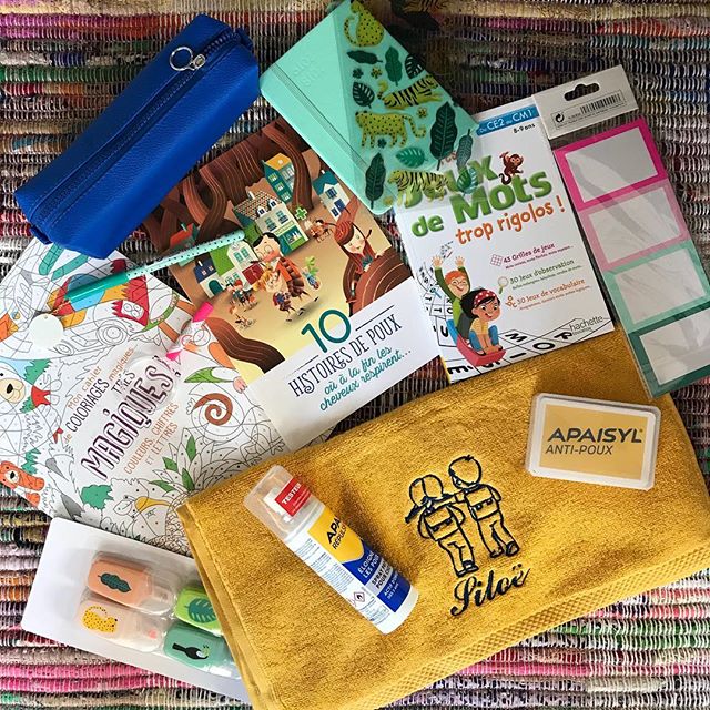 Le concours du jour qui va bien avec septembre et la rentrée des poux.... pffff.... C’est Apaisyl Anti-Poux qui m’a envoyé ce colis et qui propose de vous faire gagner exactement le même ! (Enfin, votre serviette ne sera pas au nom de Siloë hein, celle-ci, c’est ma fille qui se la garde jalousement ! Et moi je suis contente d’avoir une serviette dediée à cette %*$¥%#¥ de tête à poux...) ! Si vous avez envie de tenter votre chance, c’est assez simple. - Suivez mon compte parce que quand même, je mets du contenu sympa non ? ^^- Invitez un(e) pote qui galère avec ces poux à tenter sa chance aussi ! - En option : Mettez en commentaire un message pour les poux. On accepte les injures et les malédictions. Ca ne donne pas plus de chance mais ça défoule ! Voilà, c’est poux. Heu... c’est tout ! Je vous détaille en contenu du paquet en storie si vous êtes fatigués d’agrandir ma photo ^^ ! Merci Apaisyl !