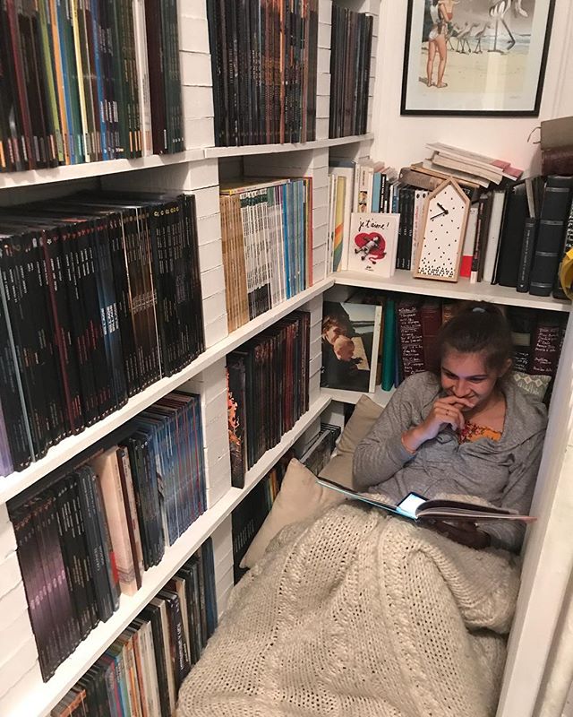 Le coin bibliothèque de la maison. Beaucoup de BD à vrai dire ^^ !  Vous avez des titres ou des auteurs à me conseiller ? #cilounewhome #bibliotheque #bd #bandedessinee