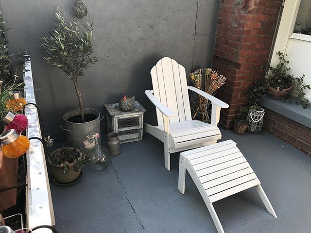 Ma mission avant l’annif d’Erwan était de refaire le coin terrasse de la maison. Alors j’ai lavé, gratté, peinturluré, décoré et deux jours plus tard, here we are ! Joie dans mon coeur (et peinture dans mes cheveux !!). On est loin du compte encore mais ca ira bien pour samedi.  #cilounewhome #terrasse #amenagementinterieur #decoration #homedecor