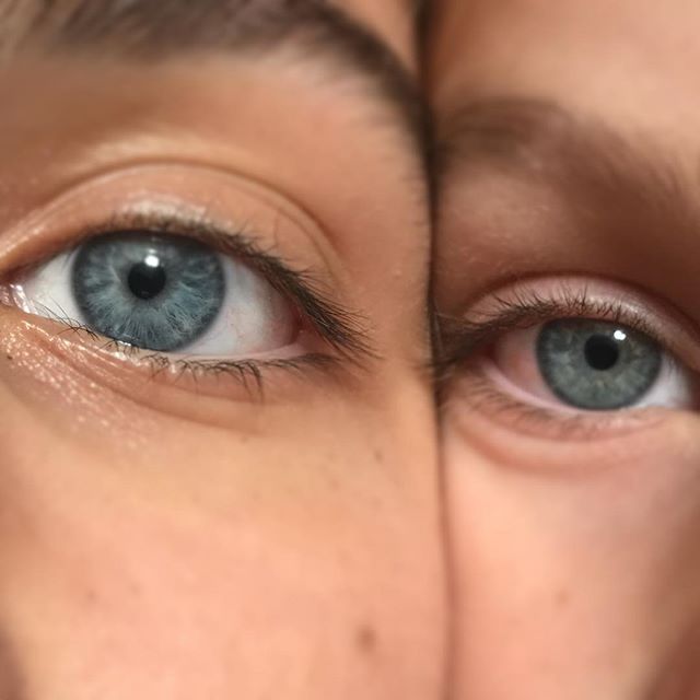 Les yeux de mes filles. Semblables non ? Autant je ne pige pas pourquoi je n’ai pas réussi à faire friser un seul de mes enfants, autant les yeux bleus sont une marque de fabrique de beaucoup de gens de nos deux familles. Chez nous, on a un stock de yeux clairs, de gauchers et de daltoniens. En dyslexique, on a aussi notre quota ^^ ! #genetique #famillenombreuse #yeuxbleus #blueeyes